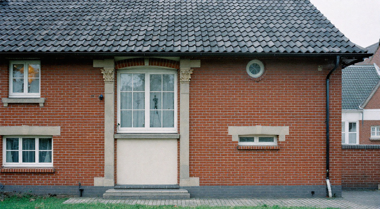 Façade d'un pavillon de brique des années 1930 avec allèges enduites et appuis en béton moulé